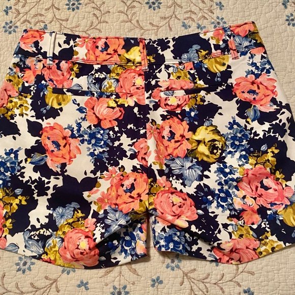 Size 8 Isaac Mizrahi New York Shorts - Navy and Pink Floral - Like New - Picture 4 of 12